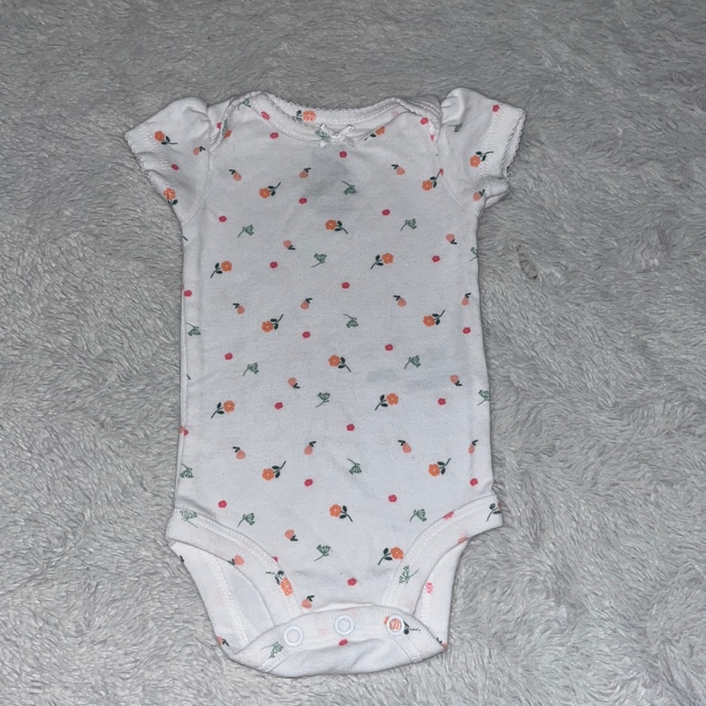 (3 for $10) carters newborn white and pink flower bodysuit 🌸
